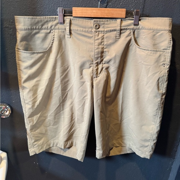 Under Armour Tan Flat Front Shorts Lightweight Casual - Picture 1 of 4